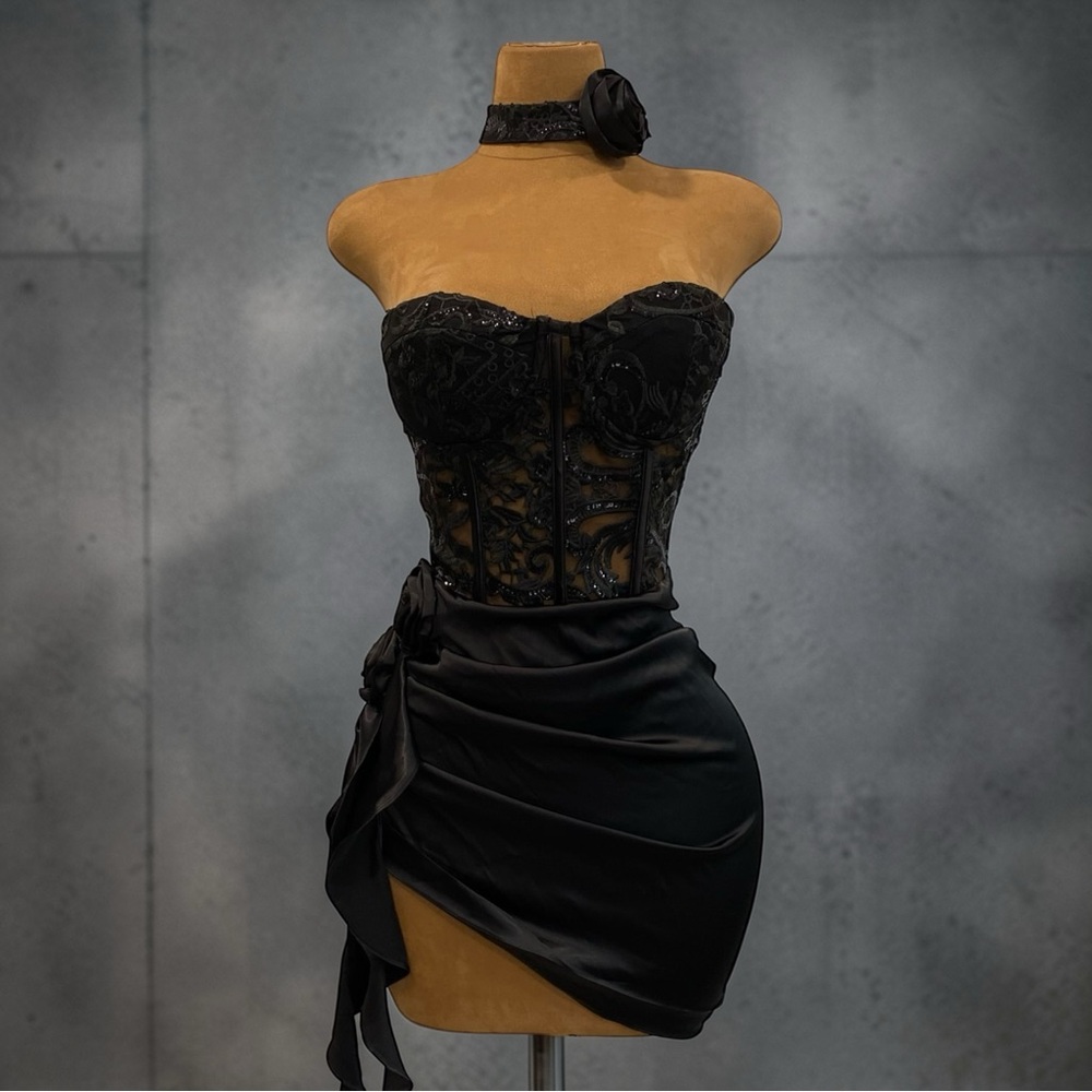 Elegant Black Lace Corset Dress - Picture 2 of 16